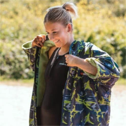 Gul Junior Evorobe Changing Robe -Diving Equipment Store 202220GUL20Evorobe20Hooded20Changing20Robe20AC0128 B620 20Camo20Lifestyle201.2000x2000