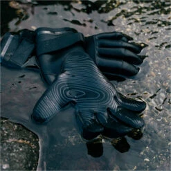 Mystic Roam 3mm Precurved Gloves 14 Mystic Roam 3mm Precurved Gloves -Diving Equipment Store 42051 202320Mystic20Roam203mm20Precurved20Gloves2035015.23002720 20Black20Lifestyle202.2000x2000