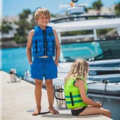 JOBE Junior Neoprene Life Vest 14 JOBE Junior Neoprene Life Vest -Diving Equipment Store 43257 202320Jobe20Junior20Neoprene20Life20Vest2024492101220 20Blue20Lifestyle202.2000x2000