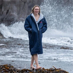 Advance Long Sleeve Change Robe V3 16 Advance Long Sleeve Change Robe V3 -Diving Equipment Store 44394 202320Dryrobe20Advance20Long20Sleeve20Changing20Robe20Poncho20DALSV320 20Navy20Blue2020Grey20Lifestyle202.2000x2000