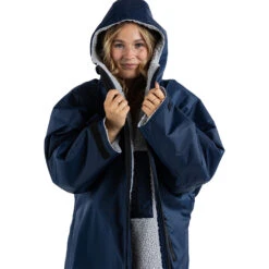 Advance Long Sleeve Change Robe V3 14 Advance Long Sleeve Change Robe V3 -Diving Equipment Store 44394 202320Dryrobe20Advance20Long20Sleeve20Changing20Robe20Poncho20DALSV320 20Navy20Blue2020Grey20front202.2000x2000