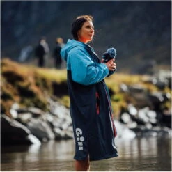 GILL Aqua Parker Change Robe 11 GILL Aqua Parker Change Robe -Diving Equipment Store 44820 5024 BLU44 LIFESTYLE 1 55277.2000x2000