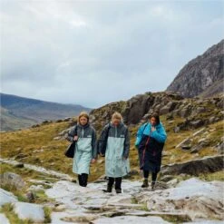 GILL Aqua Parker Change Robe 10 GILL Aqua Parker Change Robe -Diving Equipment Store 44820 5024 BLU44 LIFESTYLE 2 44860.2000x2000