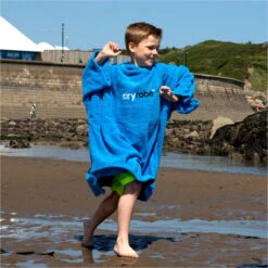 Junior Organic Cotton Hooded Towel Change Robe V3 11 Junior Organic Cotton Hooded Towel Change Robe V3 -Diving Equipment Store 45787 202320Dryrobe20Junior20Organic20Cotton20Hooded20Towel20Changing20Robe2020Poncho20V3OCT20 20Cobalt20Blue20Lifestyle.2000x2000